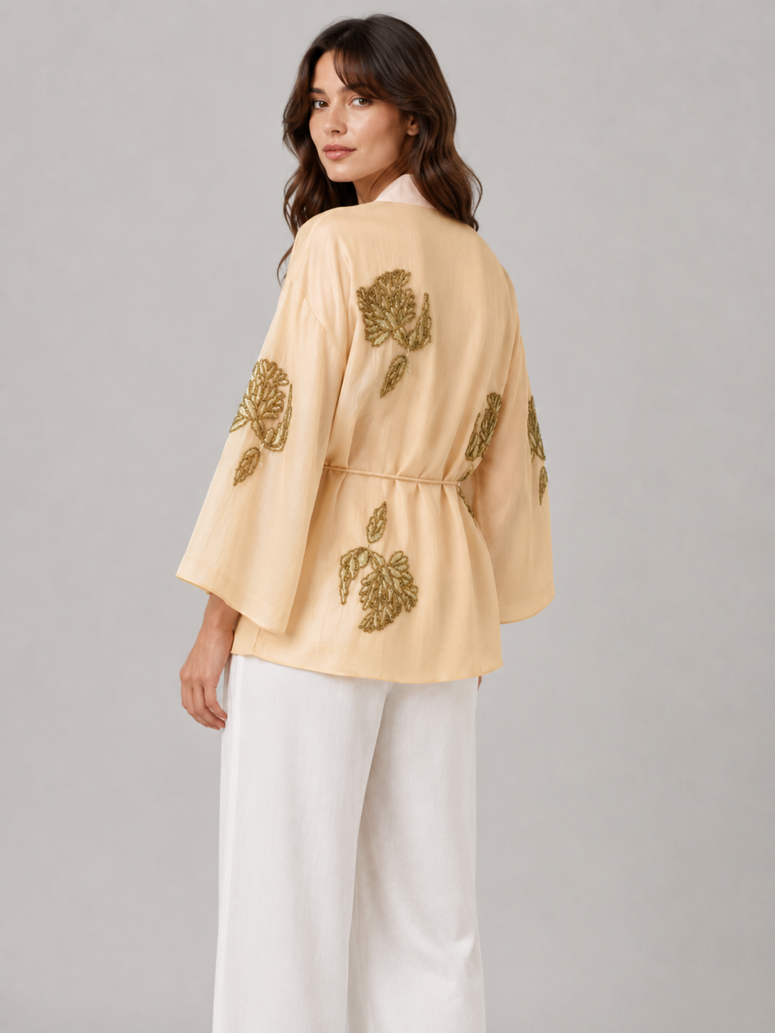 Kimono beige brodé et perlé pour femme