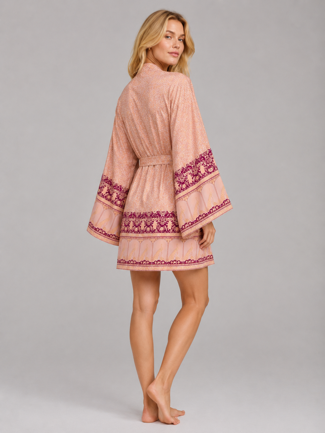 Kimono court pêche rosée à motifs paon et floraux