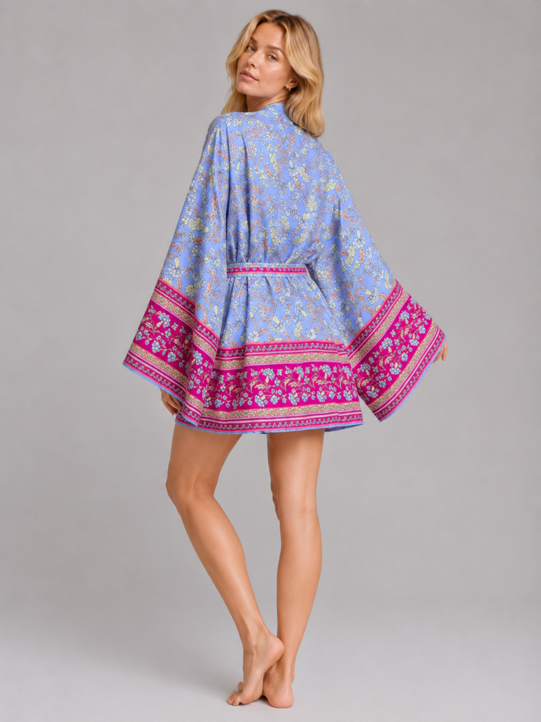 Kimono court bleu et rose à fleurs
