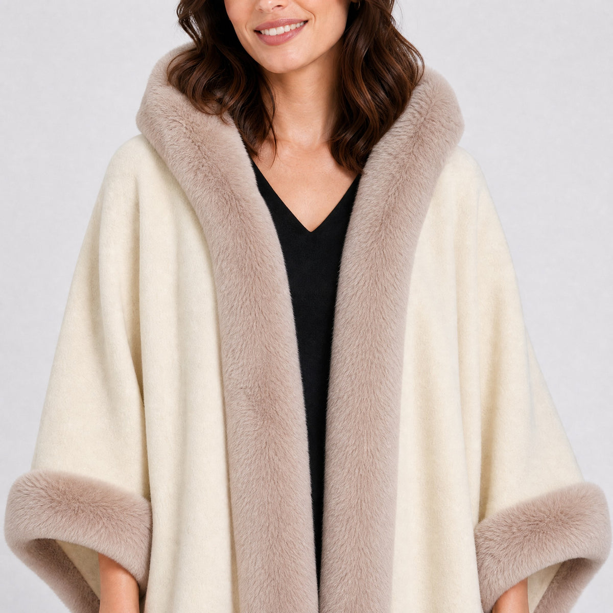 Poncho Cape Beige à Capuche Col Effet Fourrure beige, détail de la matière