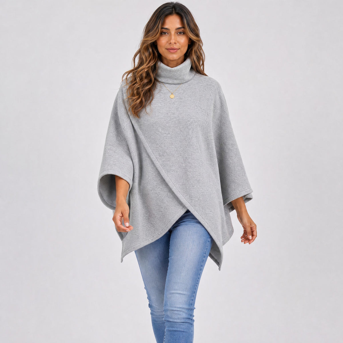 Poncho Col Montant Femme en Polaire gris, porté en mouvement