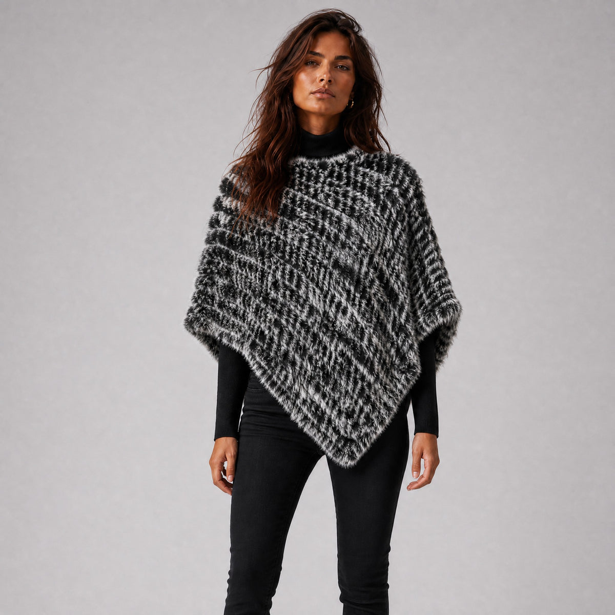 Poncho Court Effet Fourrure Femme gris foncé, vue de face