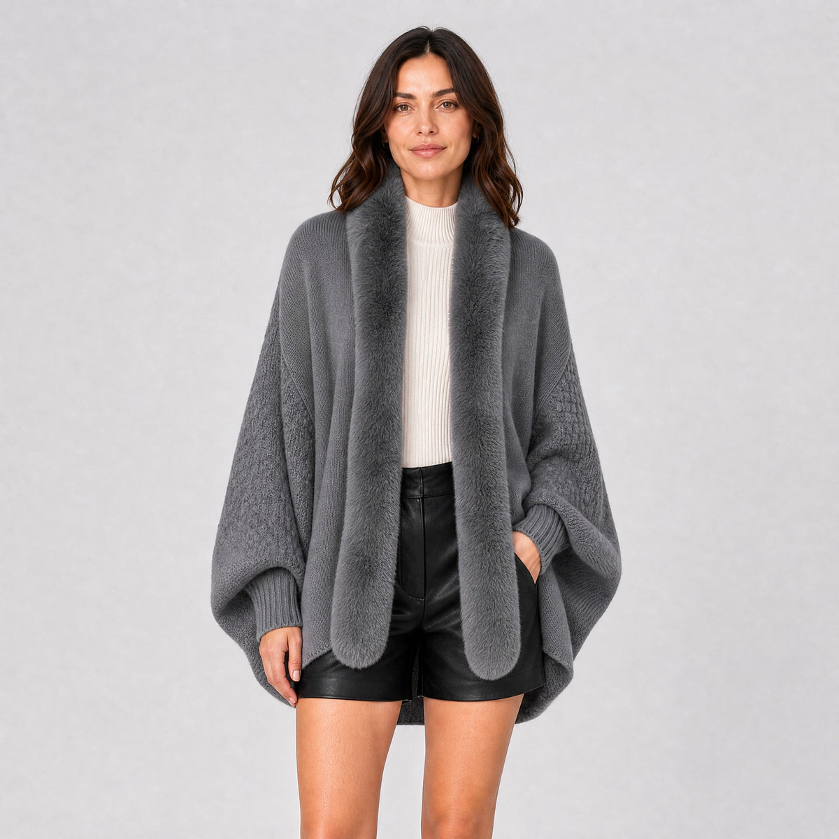 Pull Poncho Manches Chauve-Souris Col Effet Fourrure gris, vue de face