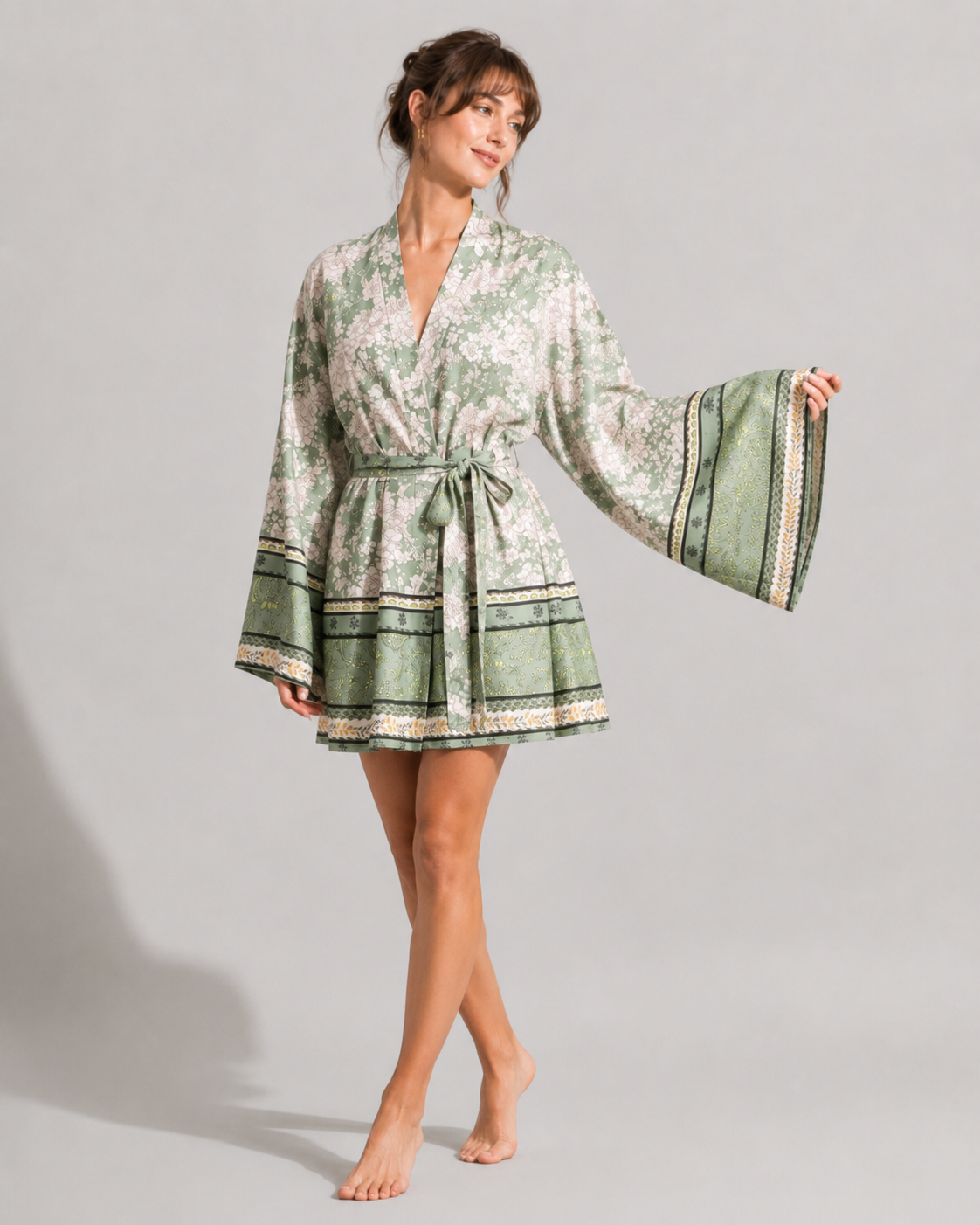 Kimono court vert sauge à motifs floraux