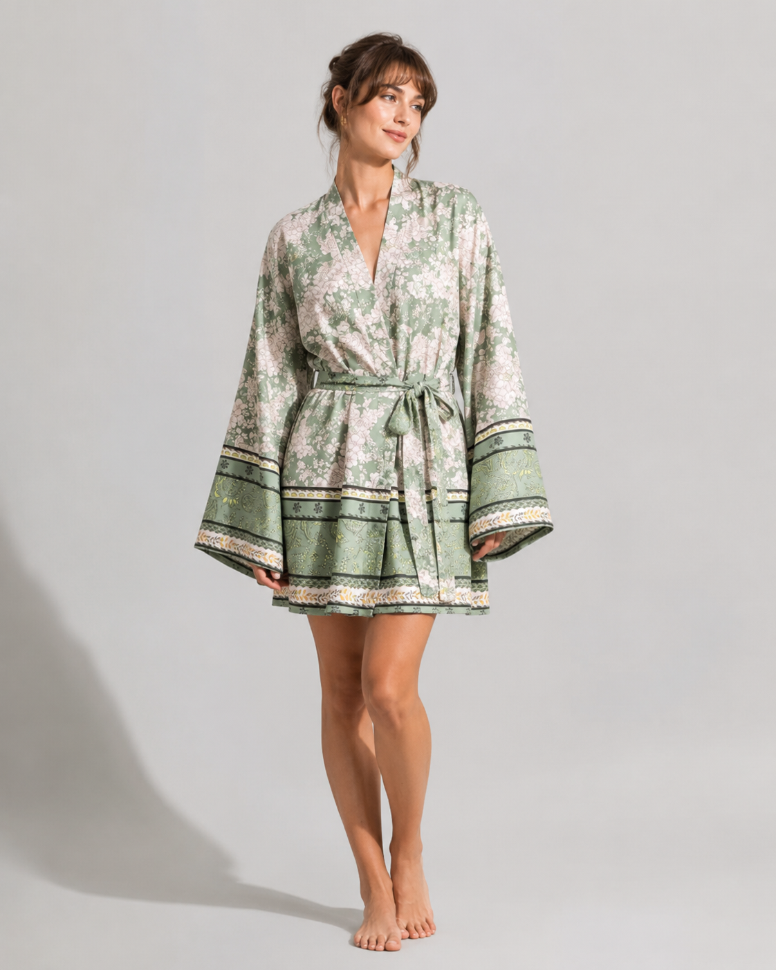 Kimono court vert sauge à motifs floraux
