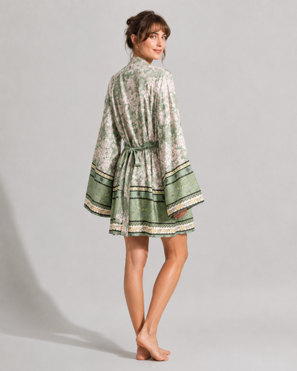 Kimono court vert sauge à motifs floraux