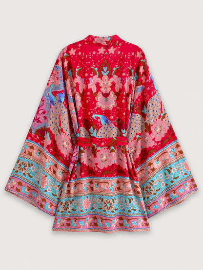 Kimono court rouge aux motifs floraux et paons