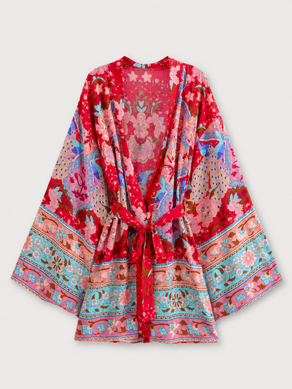 Kimono court rouge aux motifs floraux et paons
