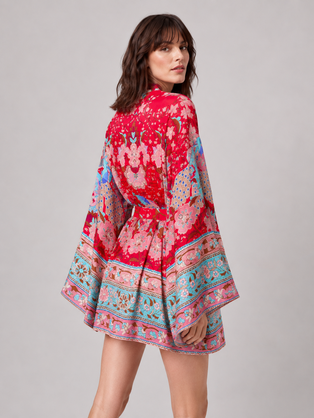 Kimono court rouge aux motifs floraux et paons