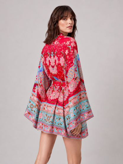 Kimono court rouge aux motifs floraux et paons