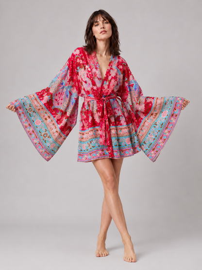 Kimono court rouge aux motifs floraux et paons