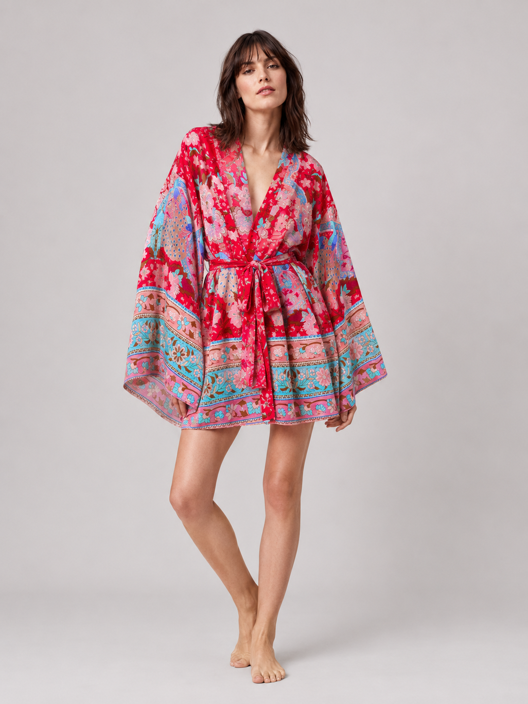 Kimono court rouge aux motifs floraux et paons