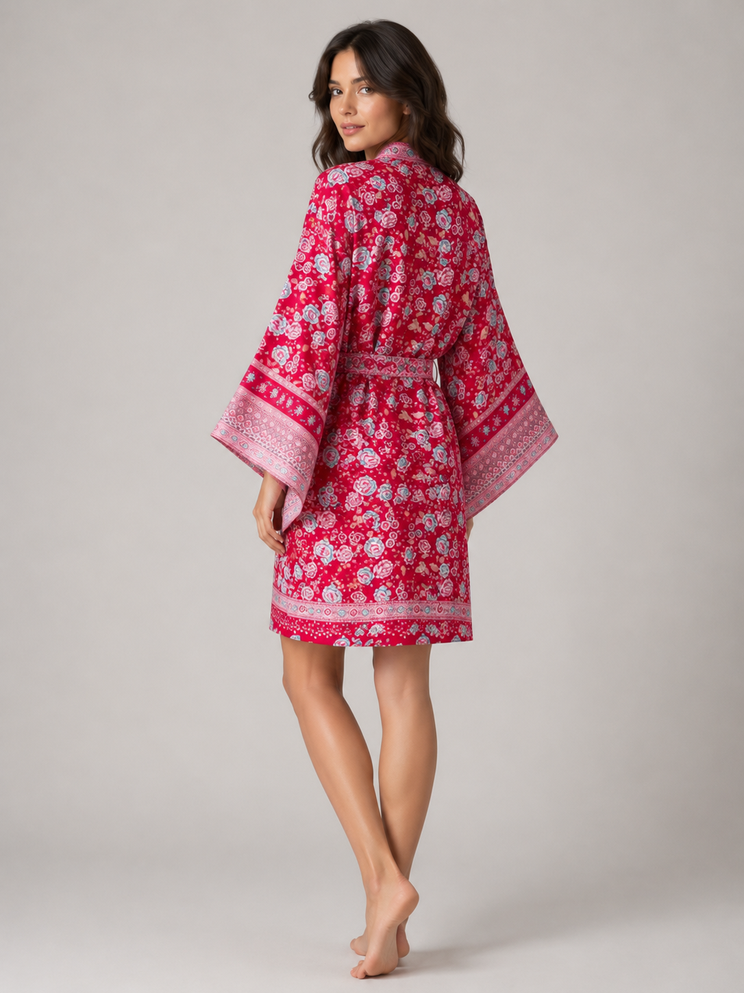 Kimono long rouge à motifs floraux