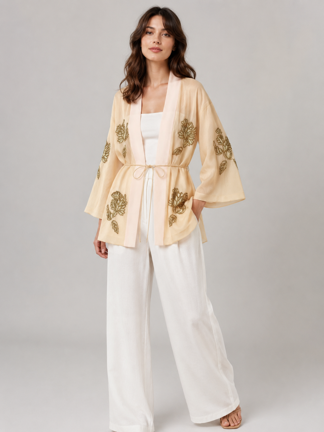 Kimono beige brodé et perlé pour femme