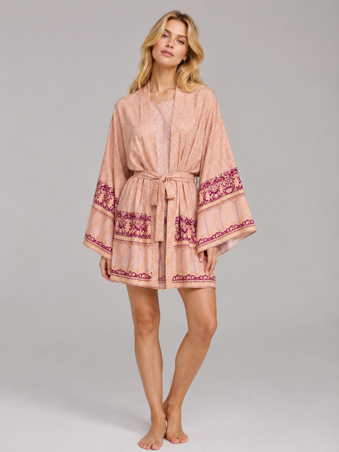 Kimono court pêche rosée à motifs paon et floraux