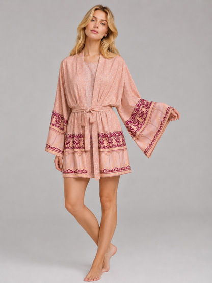 Kimono court pêche rosée à motifs paon et floraux