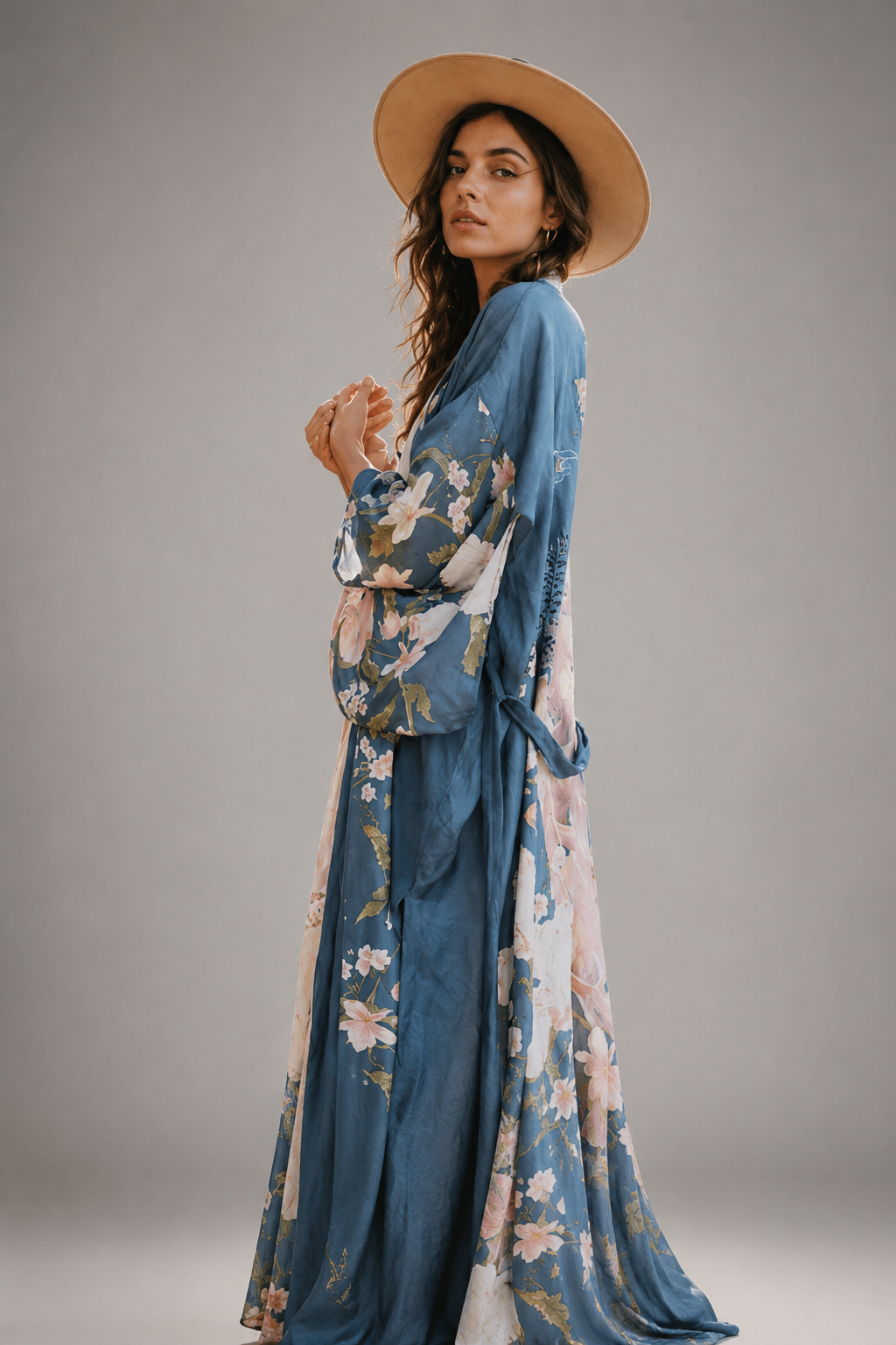 Kimono long bleu pâle à motifs fleuris