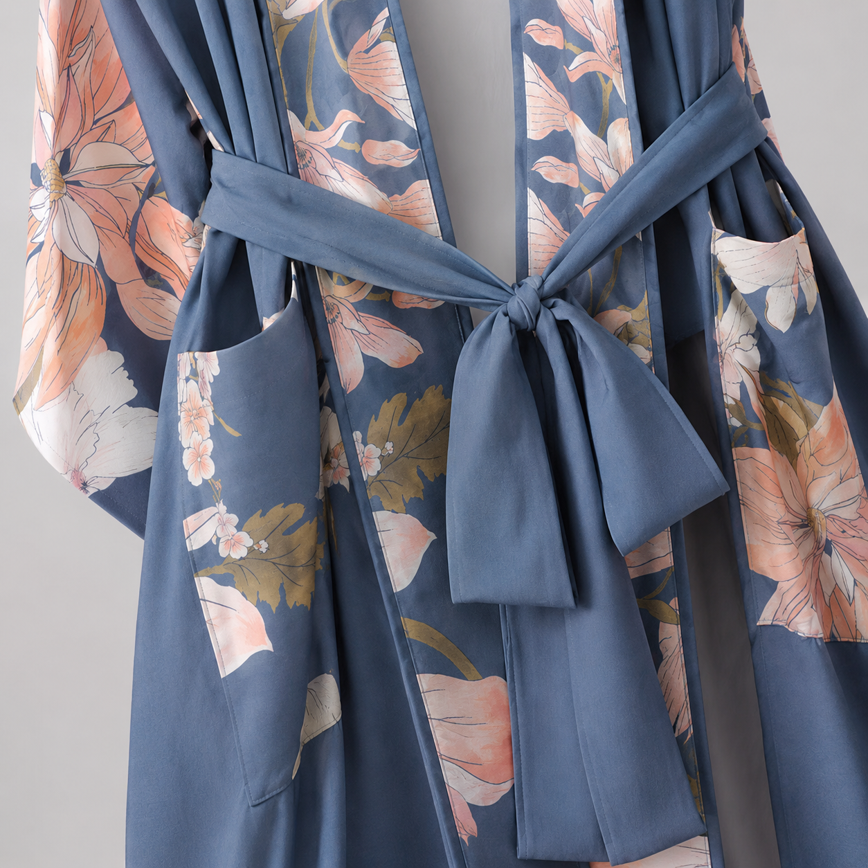 Kimono long bleu pâle à motifs fleuris