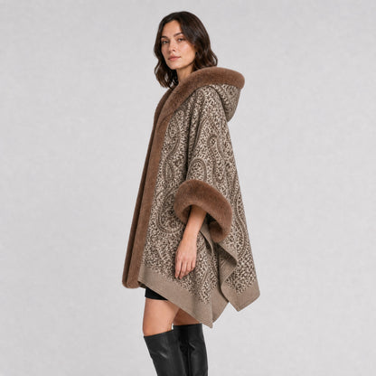 Manteau Poncho à Capuche Motif Paisley Effet Fourrure kaki, vue de profil