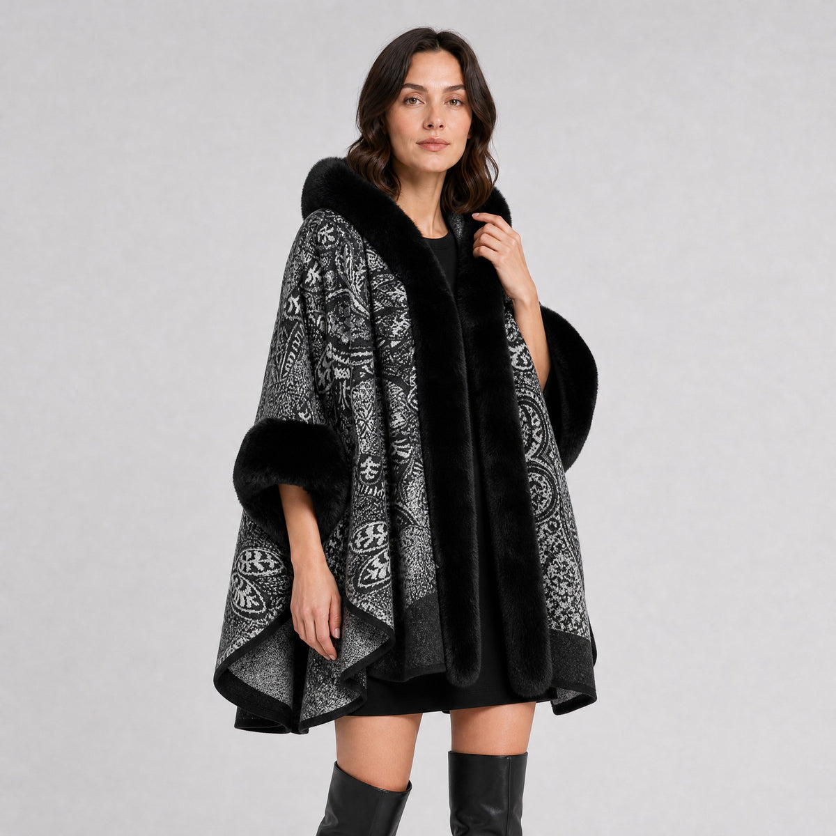 Manteau Poncho à Capuche Motif Paisley Effet Fourrure noir, vue de trois quarts