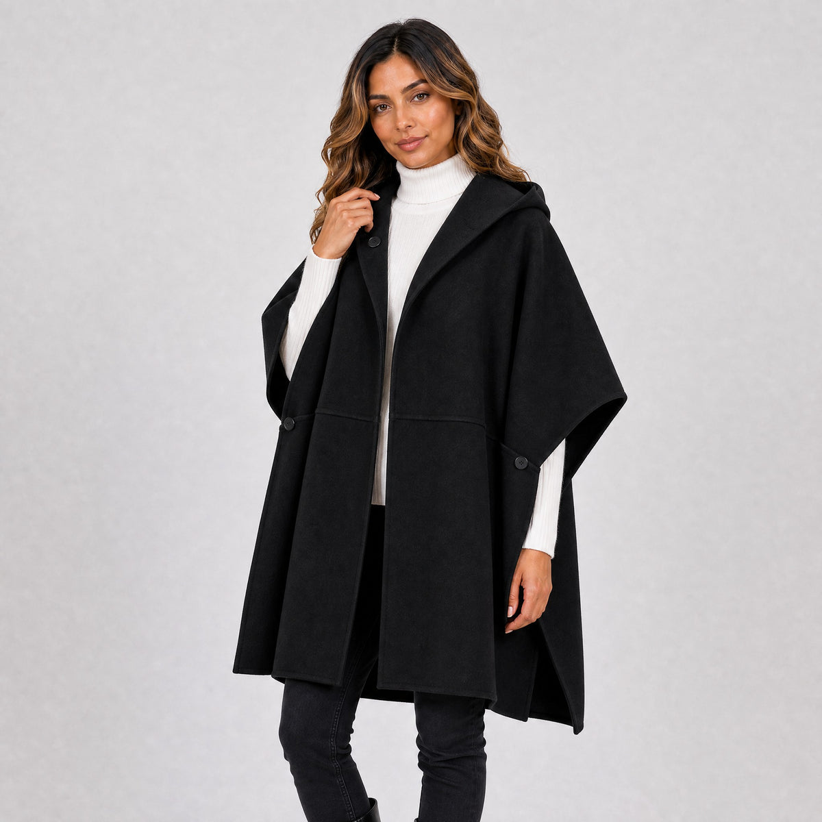 Manteau Poncho Cape à Capuche Femme noir, vue de trois quarts