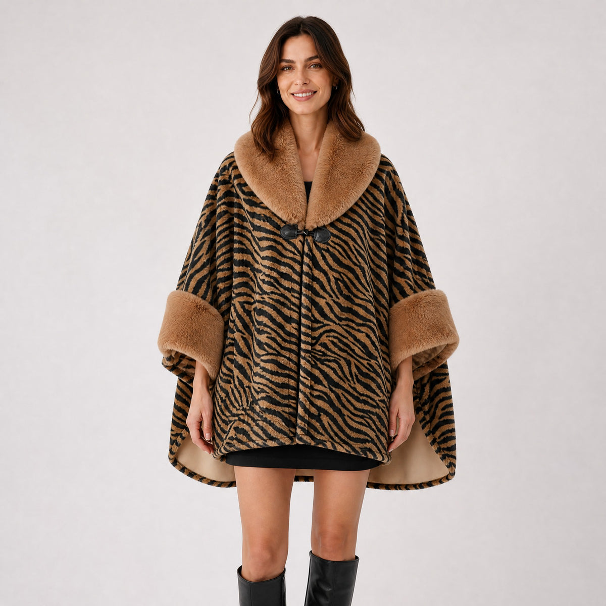 Manteau Poncho Cape Effet Fourrure Zébrée marron, vue de face