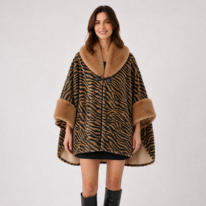 Manteau Poncho Cape Effet Fourrure Zébrée marron, vue de face