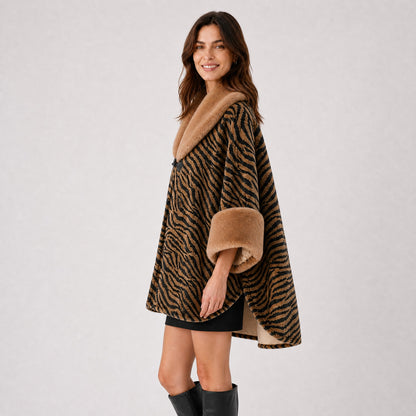 Manteau Poncho Cape Effet Fourrure Zébrée marron, vue de profil