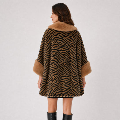 Manteau Poncho Cape Effet Fourrure Zébrée marron, vue de dos