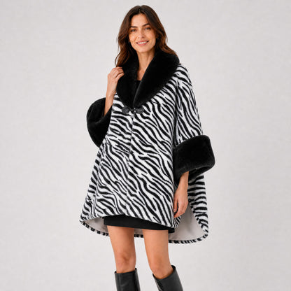 Manteau Poncho Cape Effet Fourrure Zébrée noir, vue de trois quarts