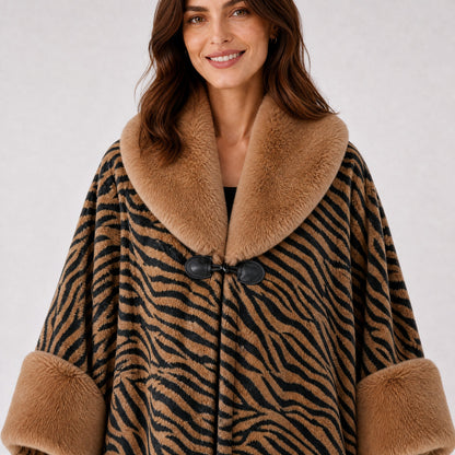 Manteau Poncho Cape Effet Fourrure Zébrée marron, détail de la matière