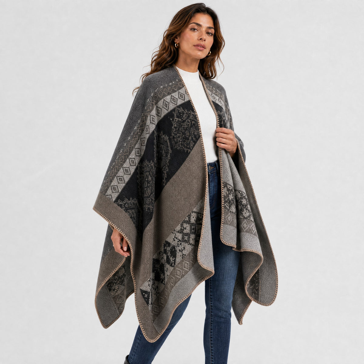 Poncho Bohème à Motifs Ethniques Femme gris et noir, vue de trois quarts