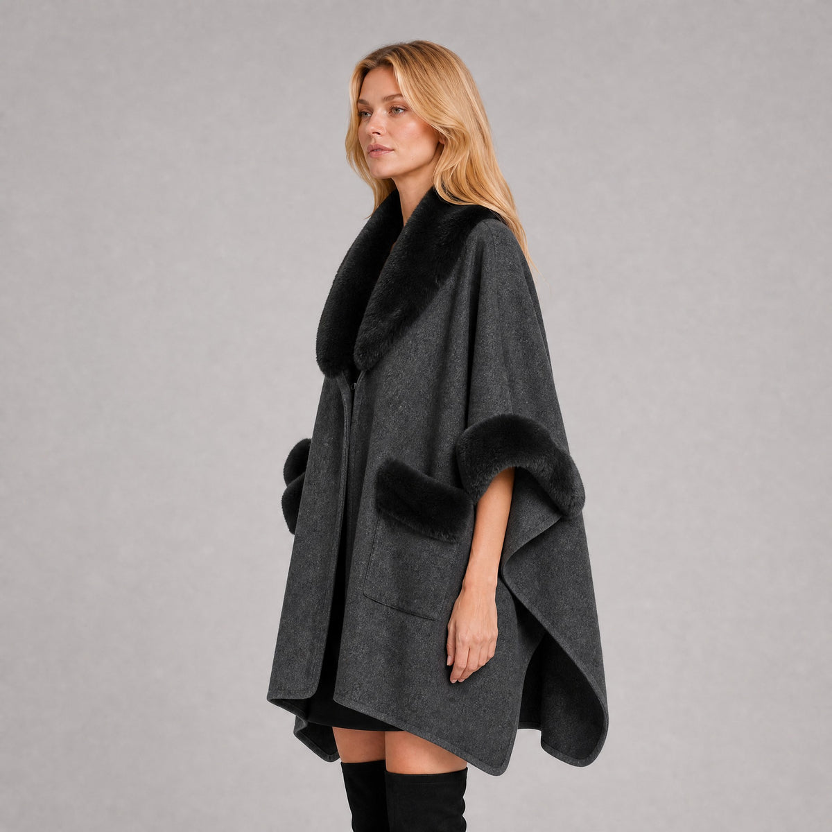 Poncho Cape à Poches Col Effet Fourrure gris foncé, vue de profil
