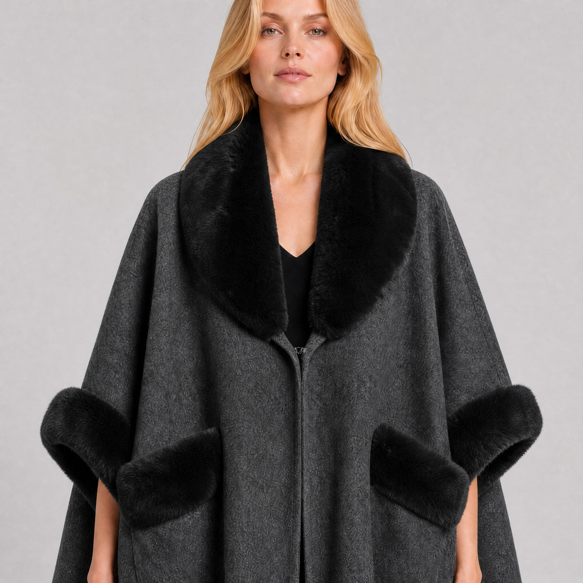 Poncho Cape à Poches Col Effet Fourrure gris foncé, détail de la matière