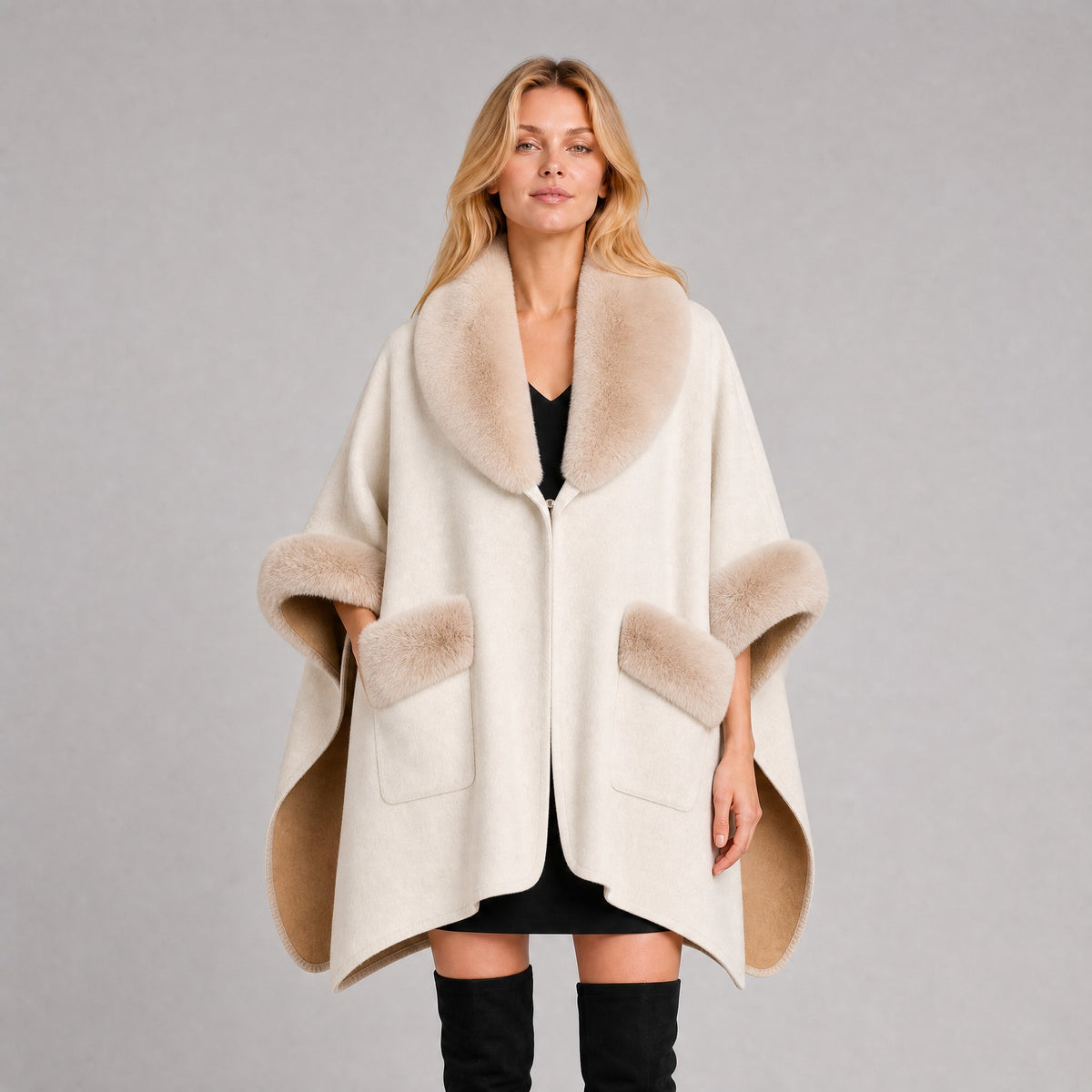 Poncho Cape à Poches Col Effet Fourrure beige, vue de face
