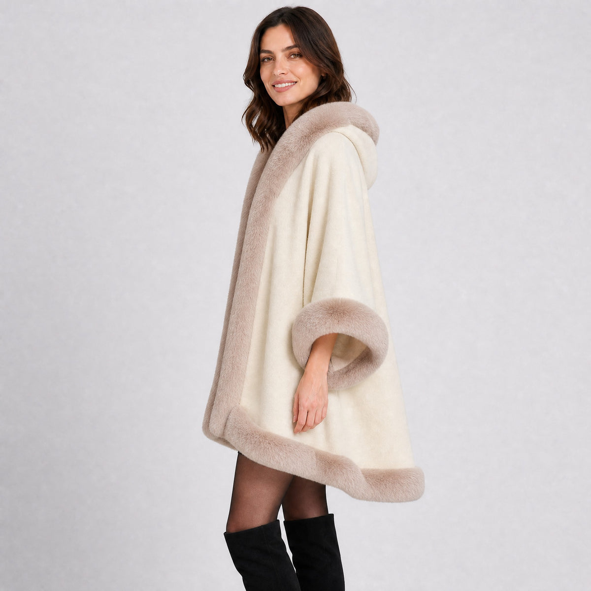 Poncho Cape Beige à Capuche Col Effet Fourrure beige, vue de profil