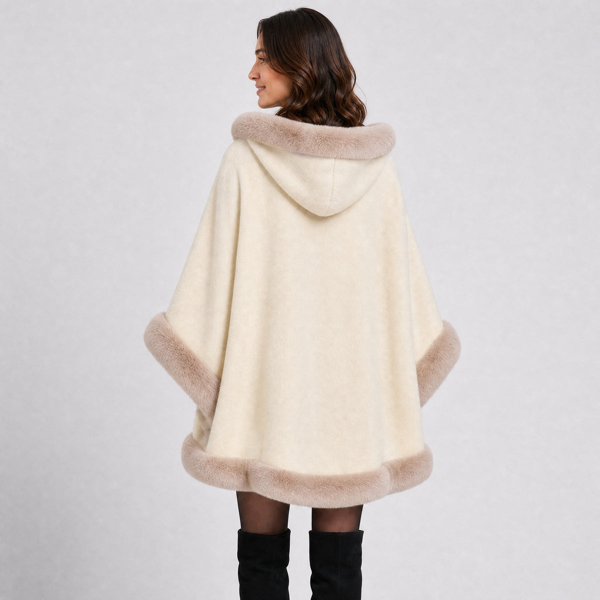 Poncho Cape Beige à Capuche Col Effet Fourrure beige, vue de dos