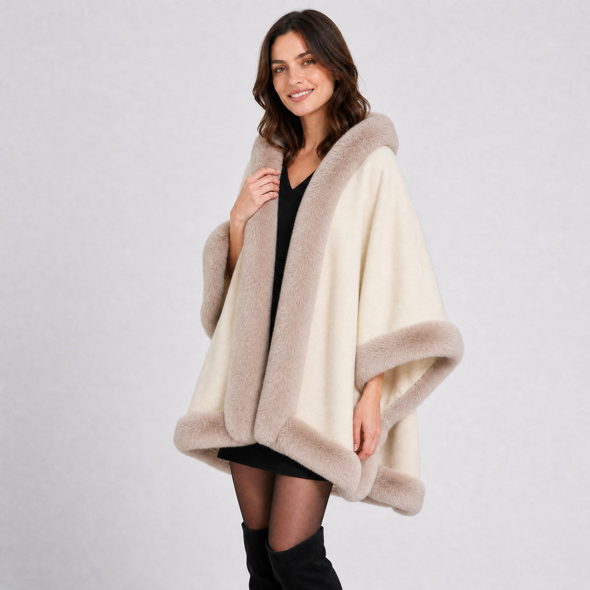 Poncho Cape Beige à Capuche Col Effet Fourrure beige, vue de trois quarts