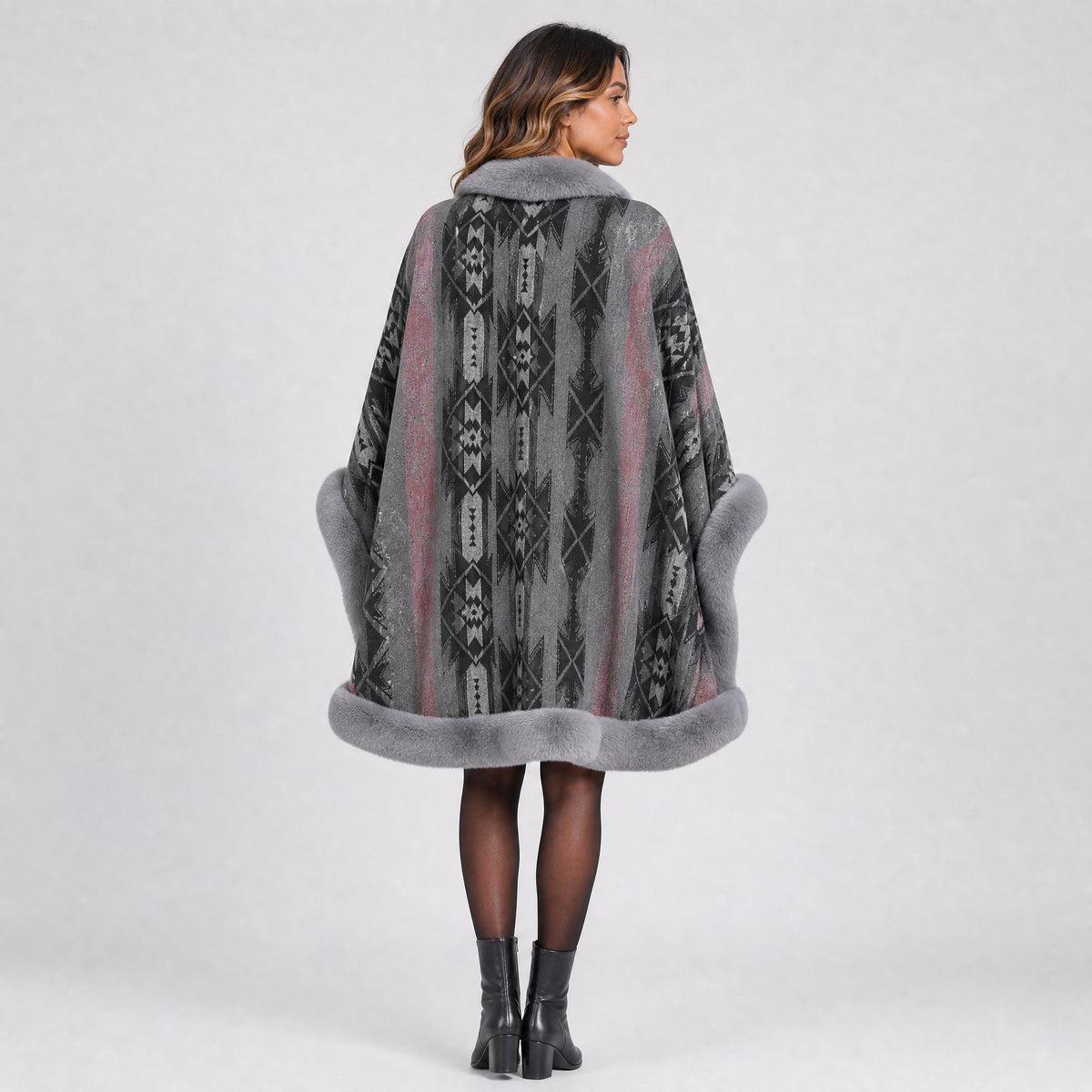 Poncho Cape Jacquard Ethnique Col Effet Fourrure gris, vue de dos