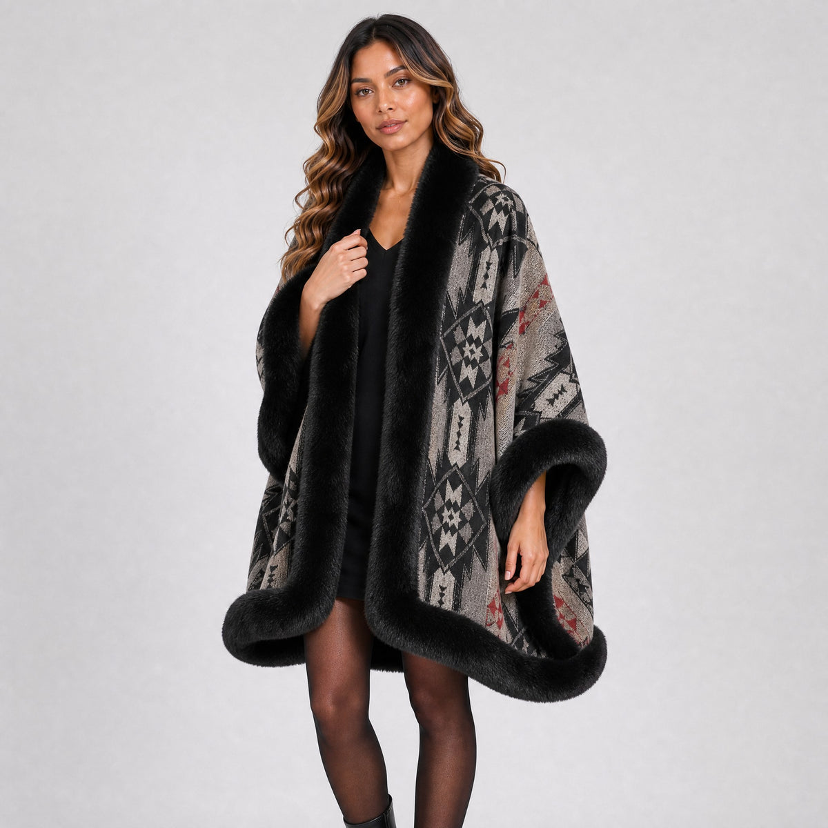 Poncho Cape Jacquard Ethnique Col Effet Fourrure noir, vue de trois quarts