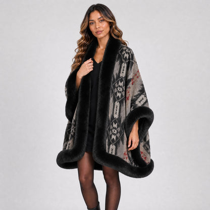 Poncho Cape Jacquard Ethnique Col Effet Fourrure noir, vue de trois quarts