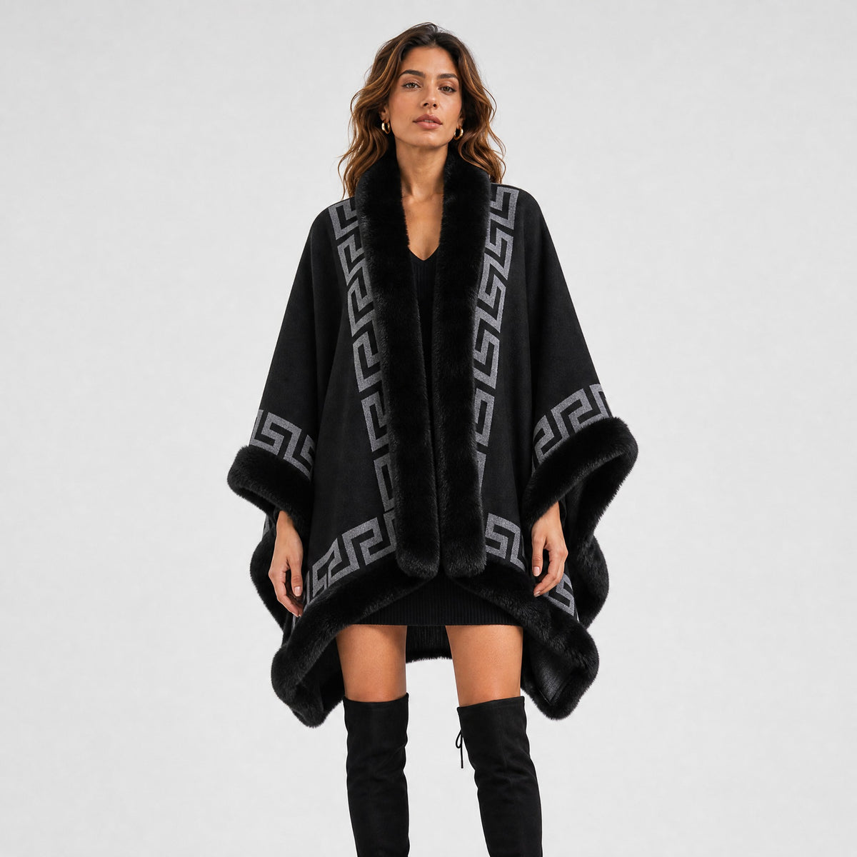 Poncho Cape Motif Grec Col Effet Fourrure noir, vue de face