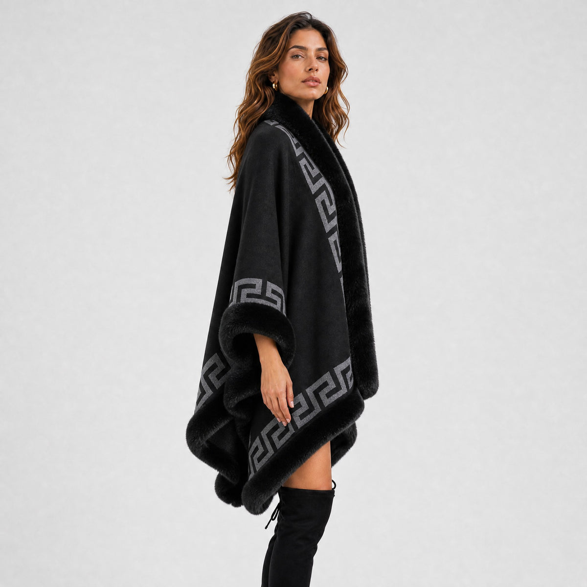 Poncho Cape Motif Grec Col Effet Fourrure noir, vue de profil