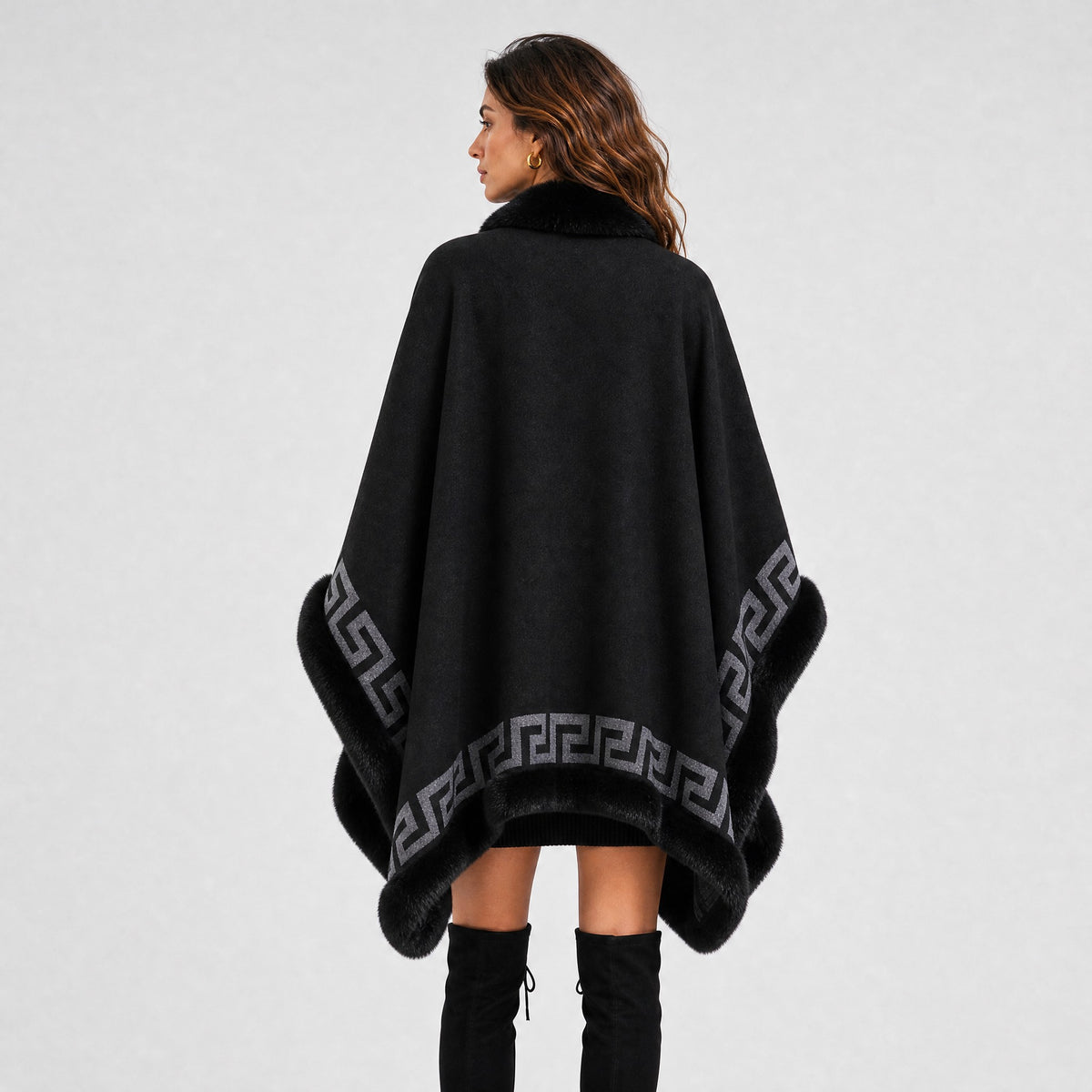 Poncho Cape Motif Grec Col Effet Fourrure noir, vue de dos