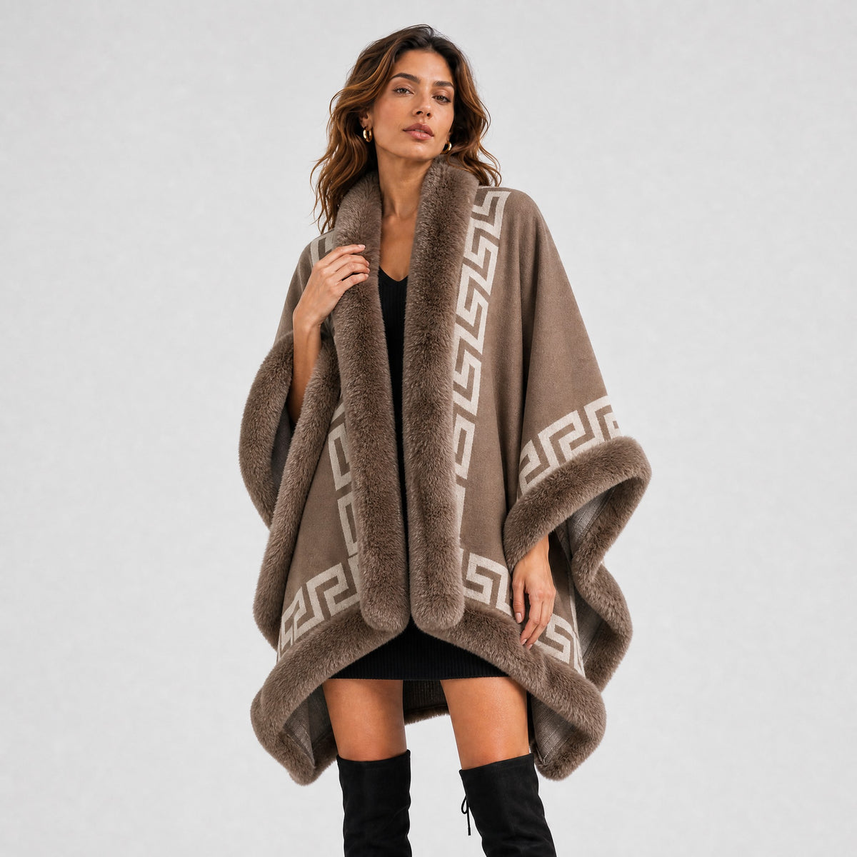 Poncho Cape Motif Grec Col Effet Fourrure kaki, vue de trois quarts