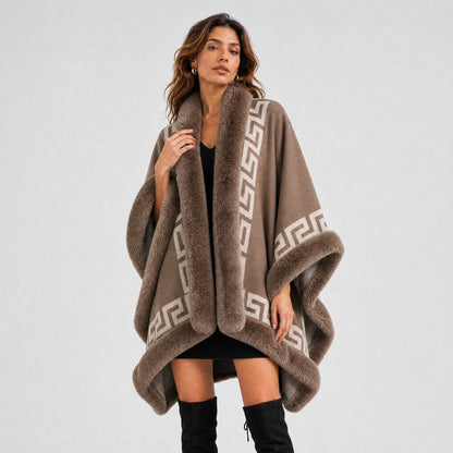 Poncho Cape Motif Grec Col Effet Fourrure kaki, vue de trois quarts