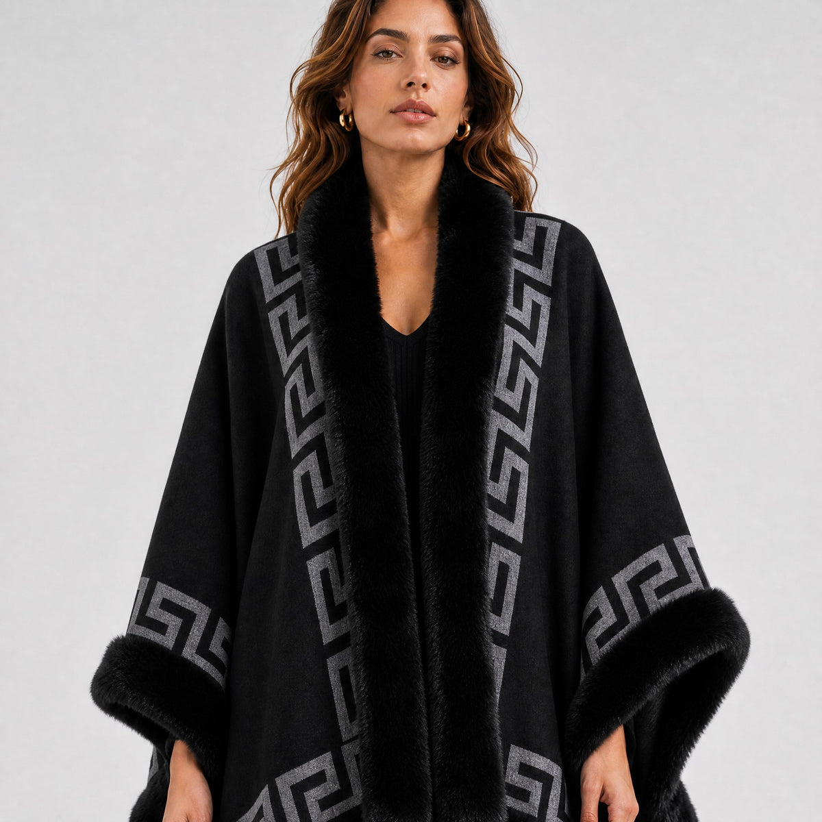Poncho Cape Motif Grec Col Effet Fourrure noir, détail de la matière