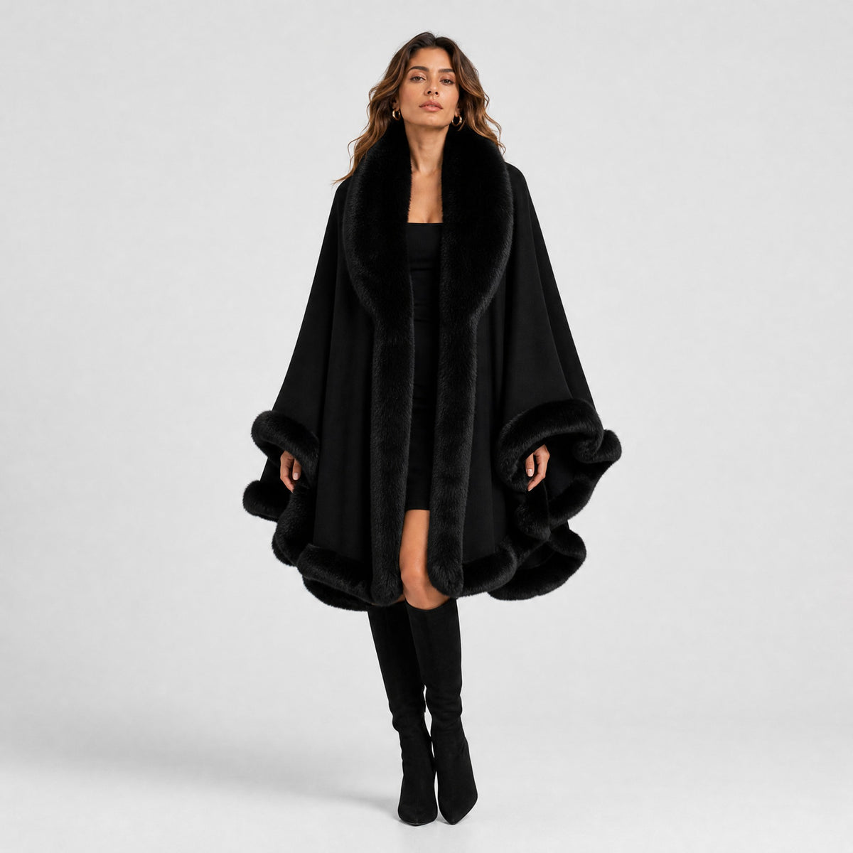 Poncho Cape Noir Bordure Effet Fourrure noir, vue de face