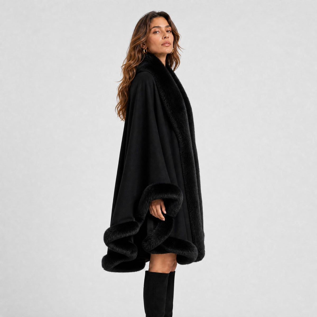 Poncho Cape Noir Bordure Effet Fourrure noir, vue de profil