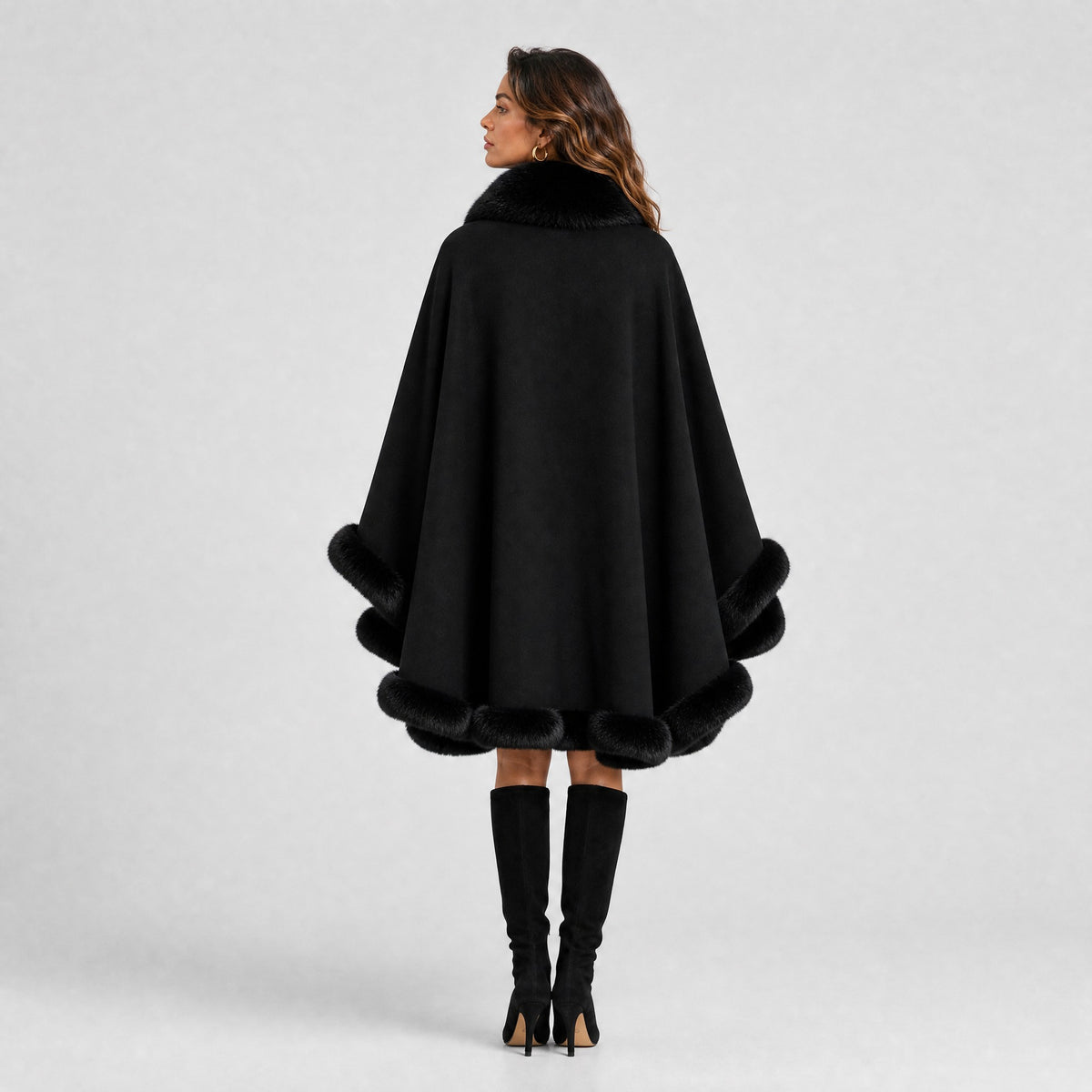 Poncho Cape Noir Bordure Effet Fourrure noir, vue de dos